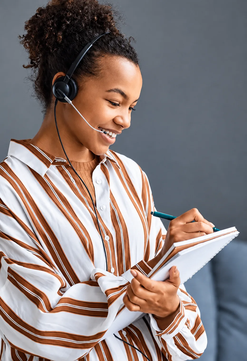 Agent taking notes while supporting a caller